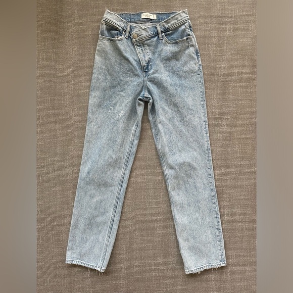 Abercrombie & Fitch Denim - Abercrombie and Fitch 90s straight leg Ultra high-rise cross button jeans 28/6R